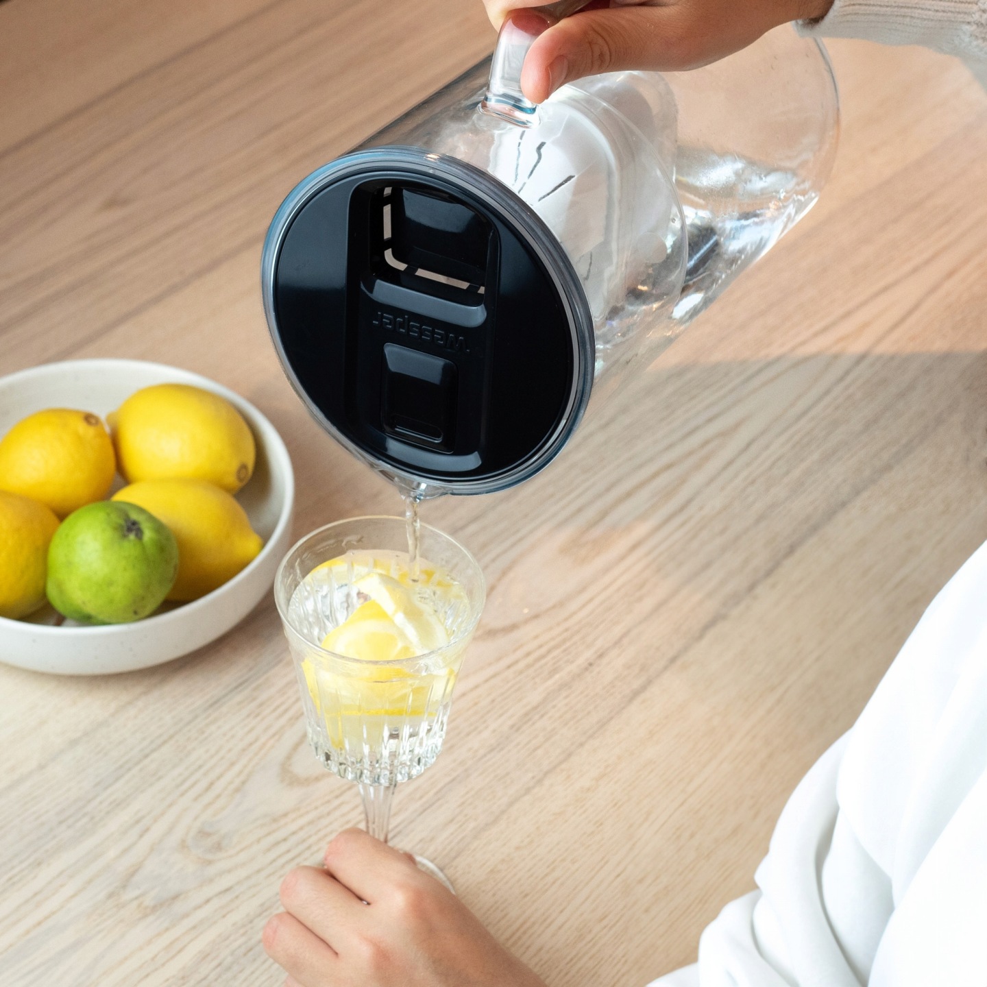 Przefiltrowana woda z&nbsp;dzbanka Wessper D2 futureflow nalewana do szklanki